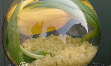 Hogyan készül üveggömbbe az ötletes húsvéti dekoráció?